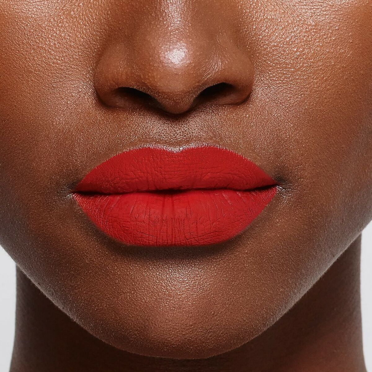 Lipstick Color Riche 336-le rouge avant-garde Matt - L'Oreal Make Up Maroc - Aylal Beauty
